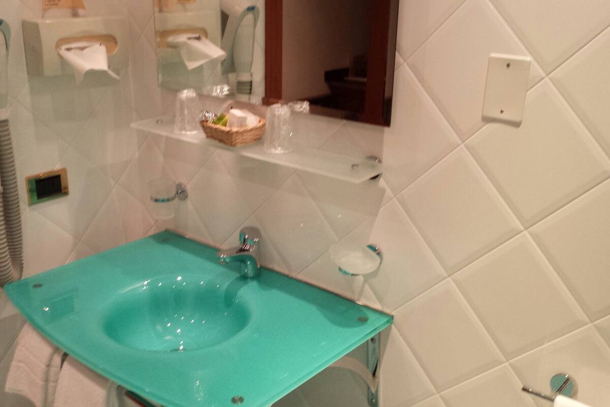 Badkamer met wastafel