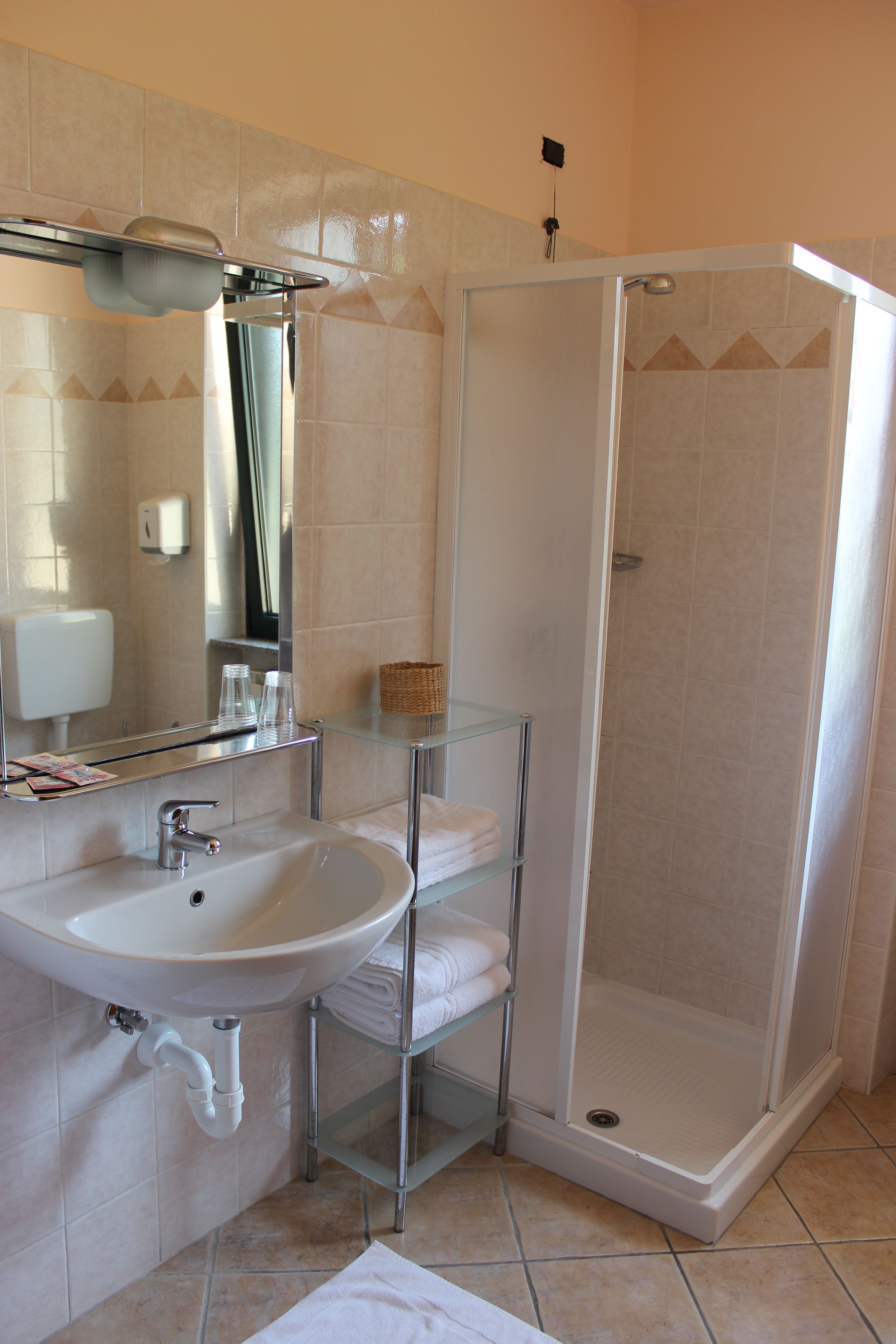 Dusche, kostenlose Toilettenartikel, Haartrockner, Bidet