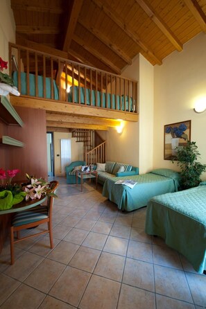 1 多间卧室、办公桌、遮光窗帘、熨斗/熨板