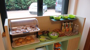 A breakfast buffet with pastries, bread, and beverages. - B&B Villa Giglio (Arsago Seprio)