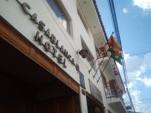 A building with a sign that reads "CASABLANCA HOTEL". - Hotel Casablanca (Cusco)