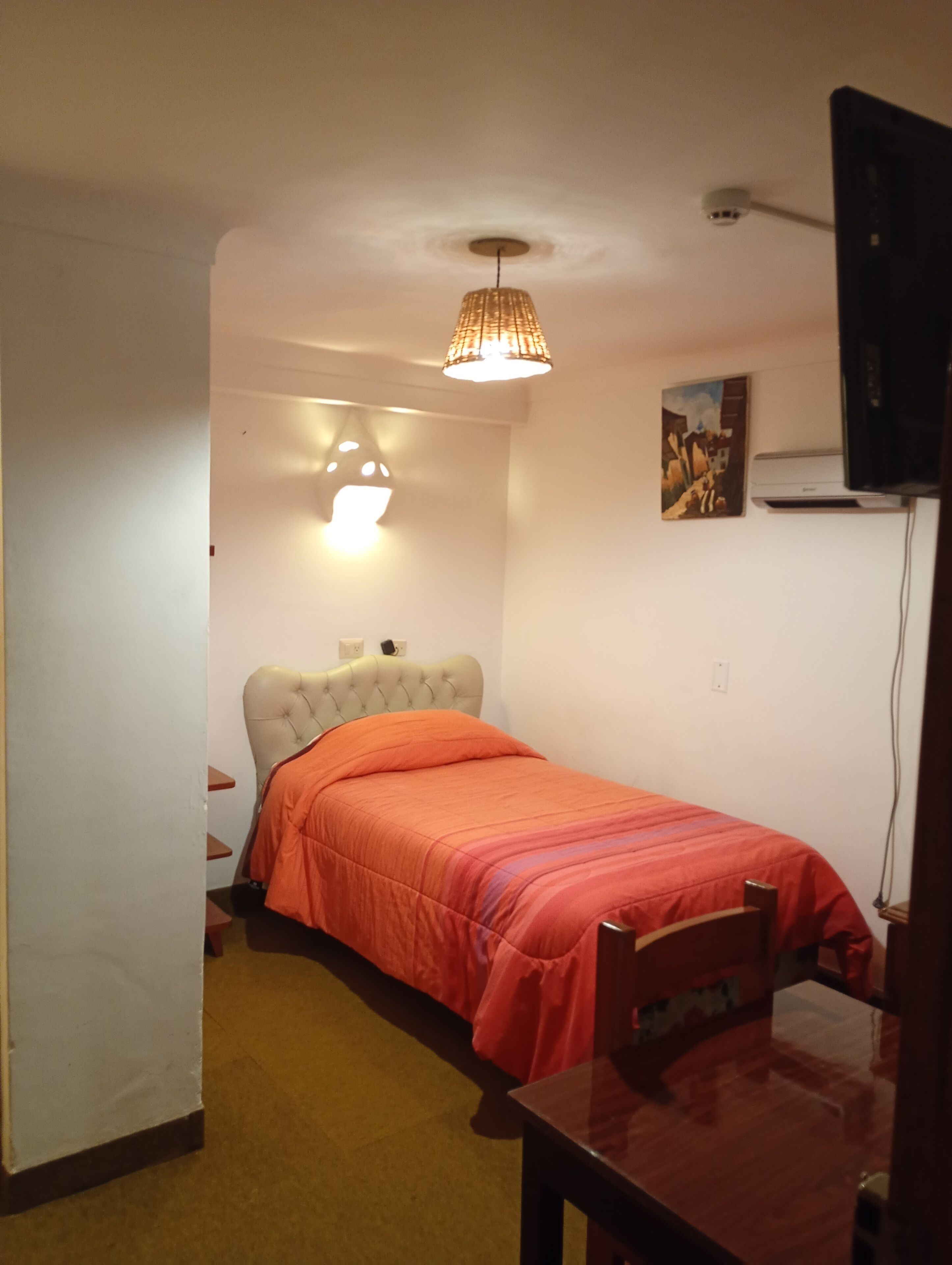 Quarto solteiro básico | Cofres nos quartos, quartos à prova de som, Wi-Fi de cortesia