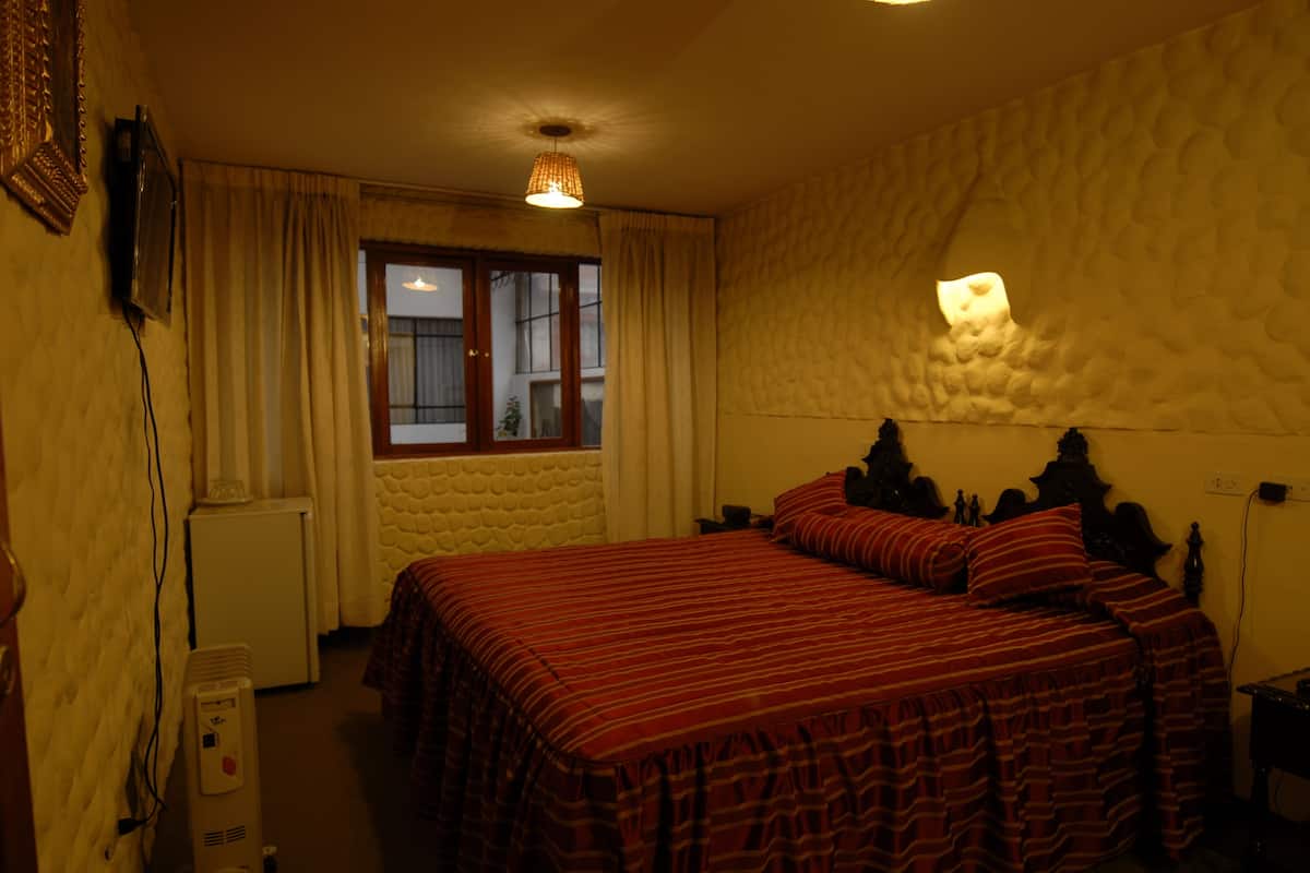 In-room safe, soundproofing, free WiFi, bed sheets