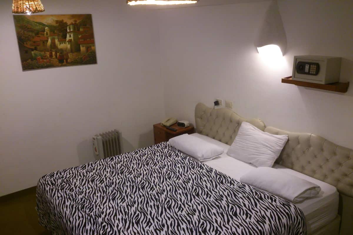 In-room safe, soundproofing, free WiFi, bed sheets