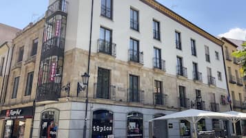 Vista frontal de la propiedad