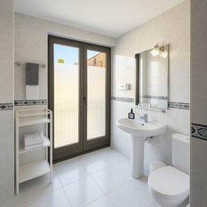 Driepersoonskamer | Badkamer | Een bad/douchecombinatie, gratis toiletartikelen, een haardroger