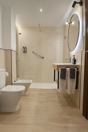 Twin Room, 2 Twin Beds | Bathroom | Combined shower/tub, free toiletries, hair dryer, towels