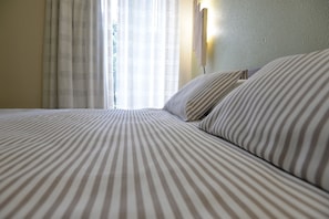 Standard Double Room, Ensuite | Rollaway beds, free WiFi, bed sheets - Hostal Concejo (Salamanca)