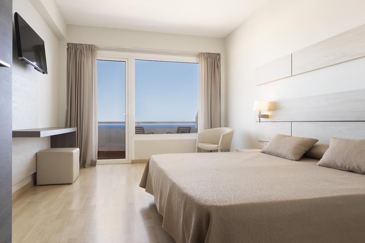 In-room safe, WiFi (free)