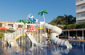 Kolam renang outdoor, dengan payung kolam renang dan kursi berjemur