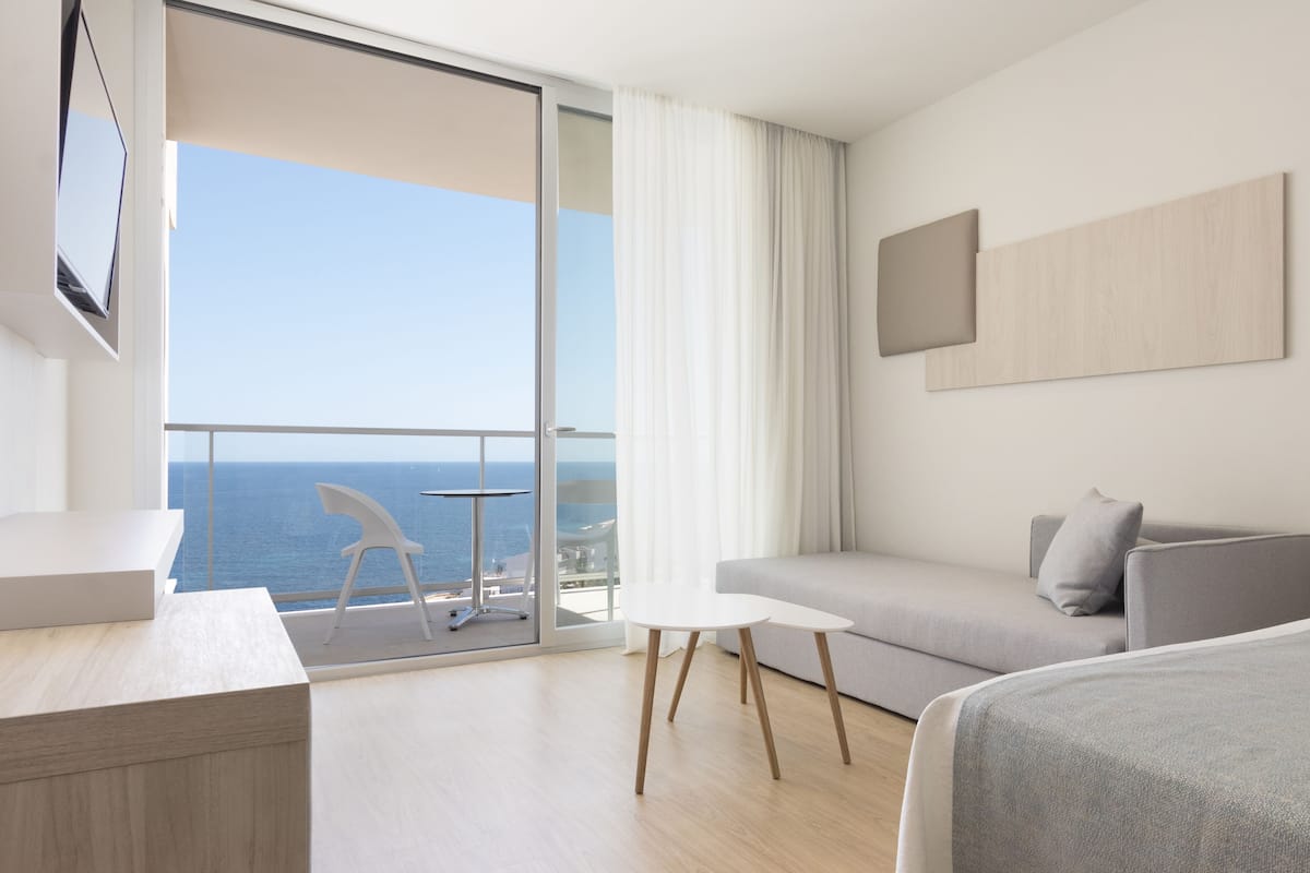 In-room safe, WiFi (free)