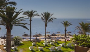 Außenpool, Sonnenschirme, Liegestühle