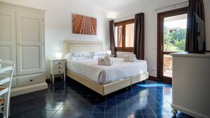 Una camera da letto con un letto, un comodino, un armadio e una finestra con tende.