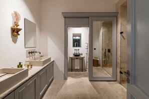 Suite exclusiva, vistas a la piscina | Lavabo del cuarto de baño