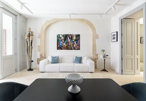 Exclusive Suite, Pool View | Living area