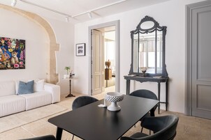 Suíte exclusiva, vista para a piscina | Área de estar | TV de tela plana 32 polegadas com canais digitais