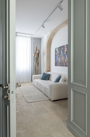 Exclusive Suite, Pool View | Living area | 32-inch flat-screen TV with digital channels