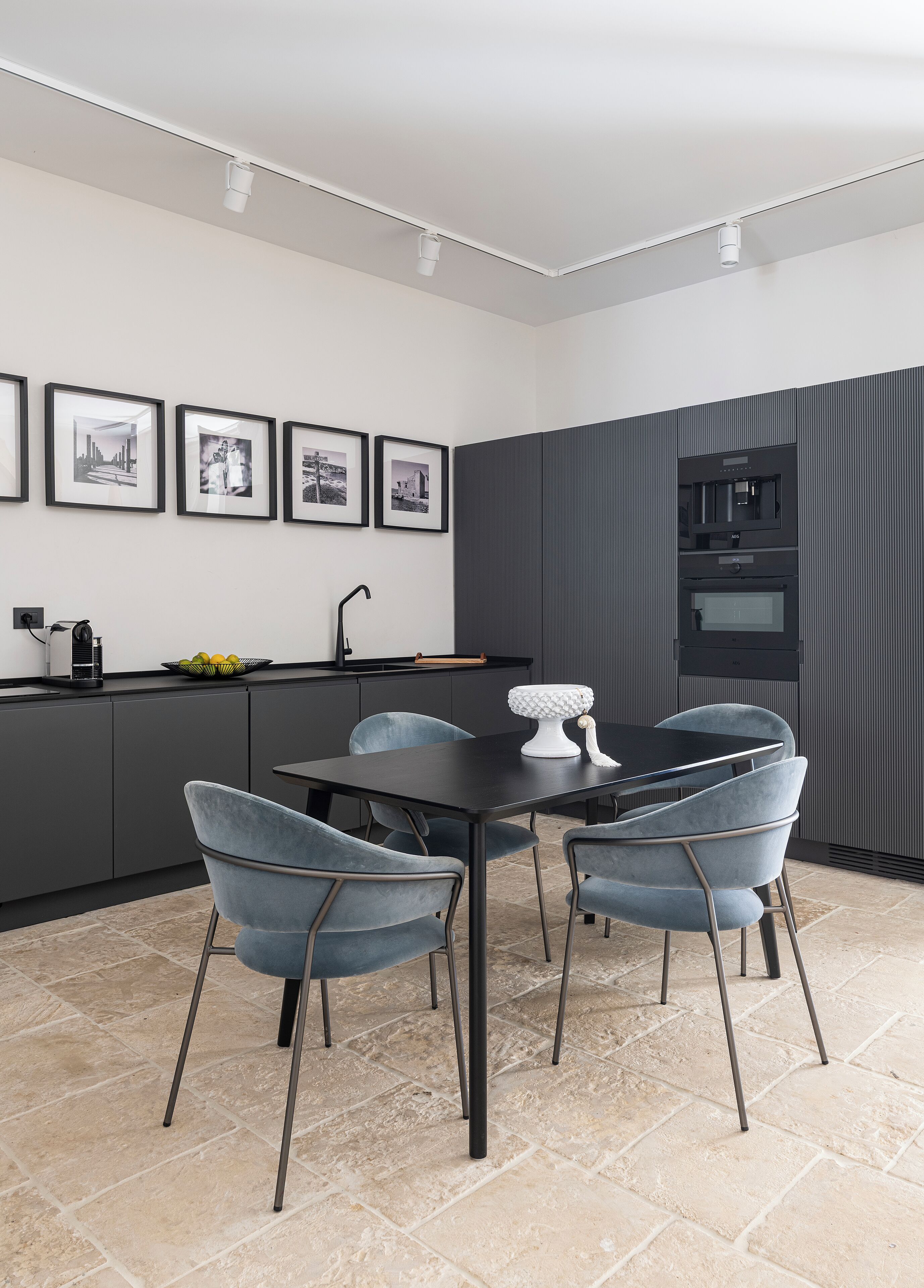 Una cucina moderna con zona pranzo.