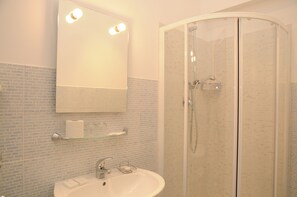 Dusche, kostenlose Toilettenartikel, Haartrockner, Hausschuhe