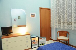 Einzelzimmer | Minibar, Zimmersafe, individuell dekoriert, individuell eingerichtet