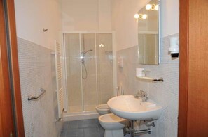 Ducha, artículos de tocador gratuitos, secador de pelo, pantuflas