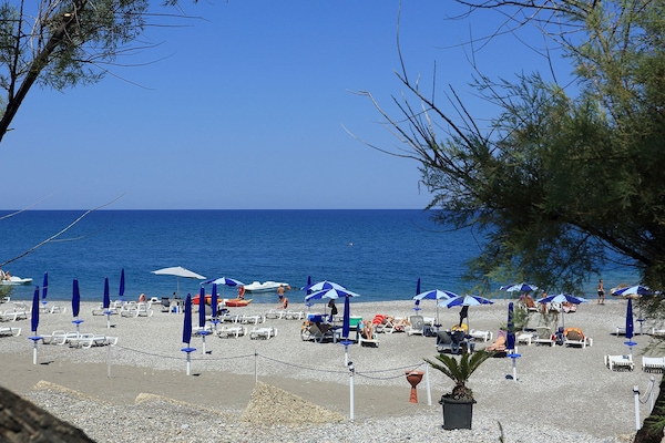 Spiaggia privata, lettini da mare, ombrelloni, windsurf