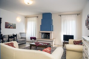 Apartment, 2 Schlafzimmer (8 people) | Wohnzimmer | Fernseher