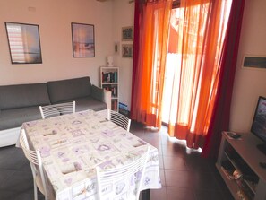 Apartment, 1 Bedroom (4 people) | Living area | TV - Residence Villa Vinco (Tregnago)
