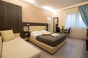 房內夾萬、獨特設計、獨特裝修、書桌