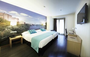 Habitación doble estándar, vista a la ciudad | Escritorio, insonorización, wifi y ropa de cama