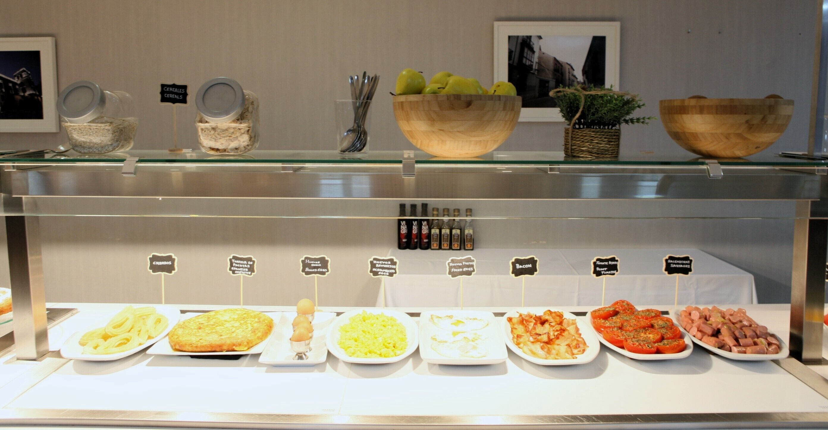 每日供应自助式早餐（每人 EUR 34）