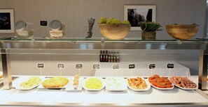 Petit déjeuner buffet (34 EUR par personne)