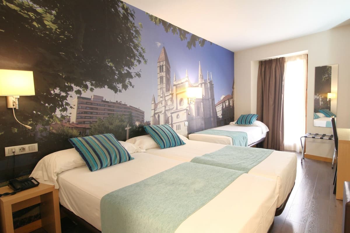 Chambre Triple | Bureau, chambres insonorisées, Wi-Fi, draps fournis