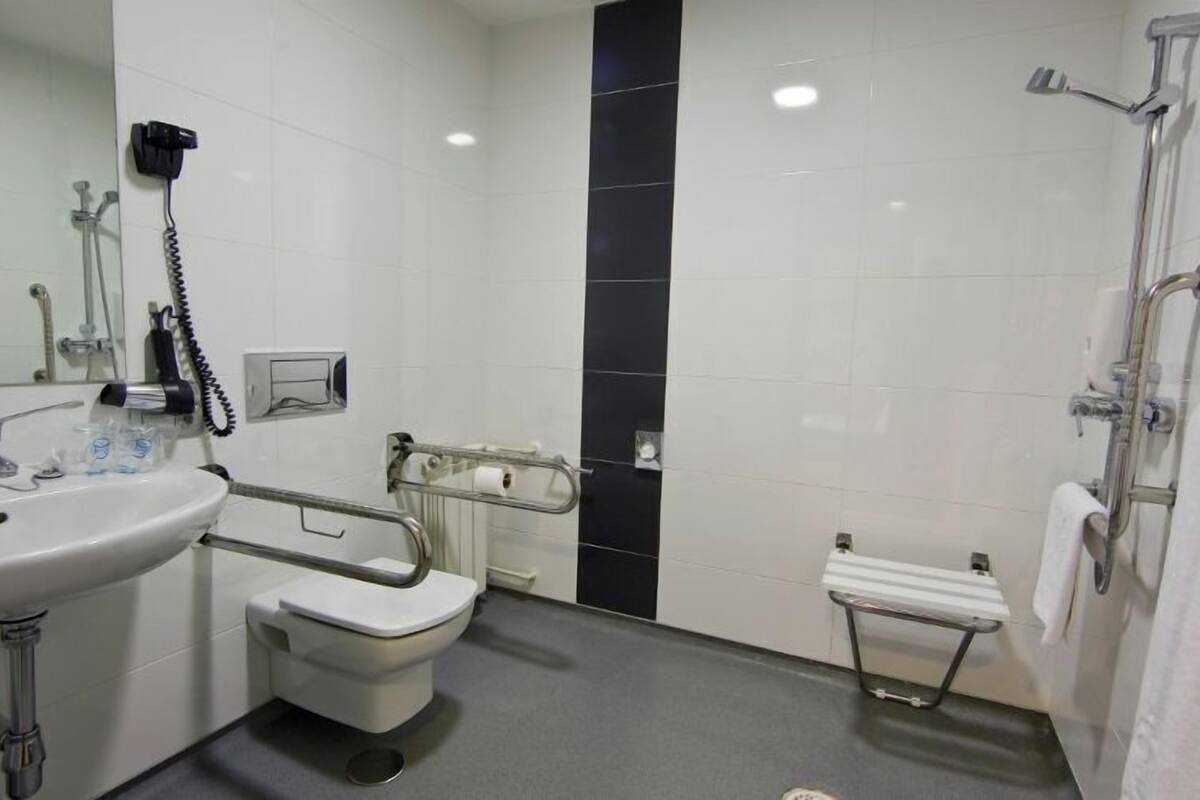 standard double room, 1 double or 2 single beds | bathroom | shower, free toiletries, hair dryer, towels