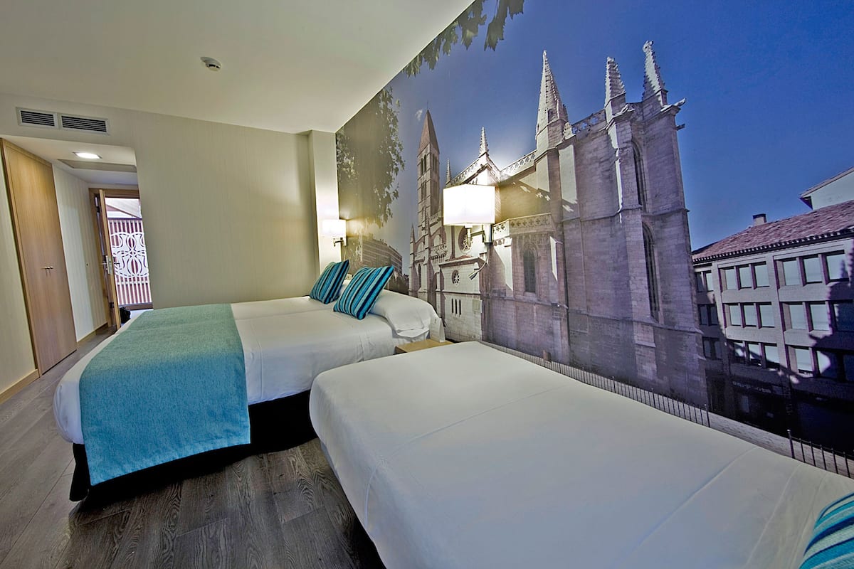 triple room | desk, soundproofing, wifi, bed sheets