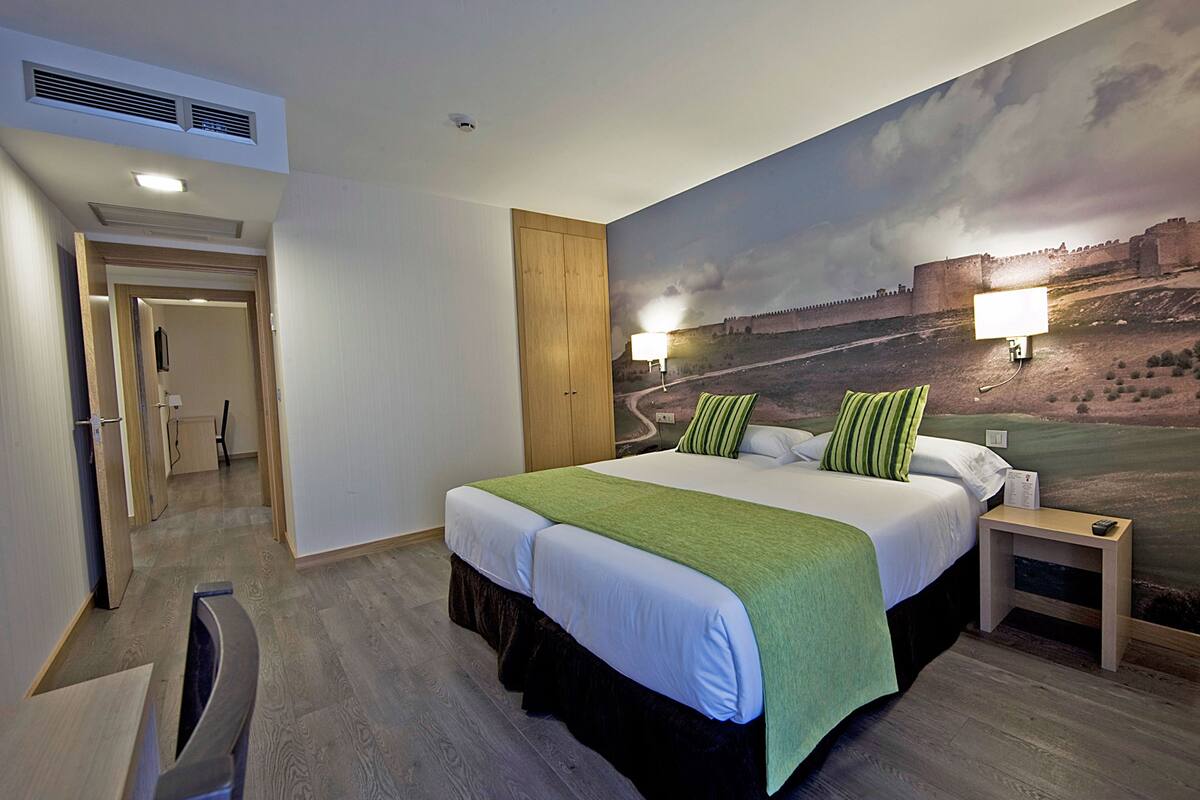 Desk, soundproofing, WiFi, bed sheets