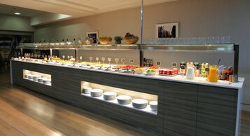 每日供应自助式早餐（每人 EUR 34）