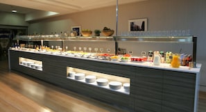 Tägliches Frühstücksbuffet (34 EUR pro Person)