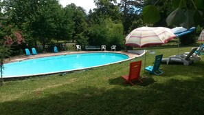 Piscine extérieure, chaises longues