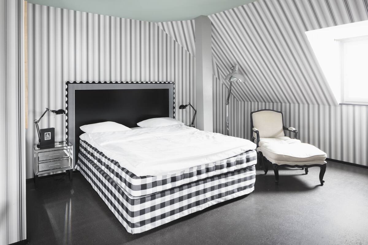 Attic Junior Suite | Premium bedding, pillowtop beds, desk, blackout drapes