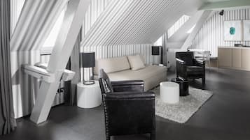 Attic Junior Suite | 客廳 | 平面電視、加熱地板