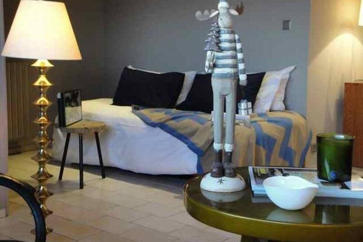 Ropa de cama de alta calidad y caja de seguridad en la habitación 