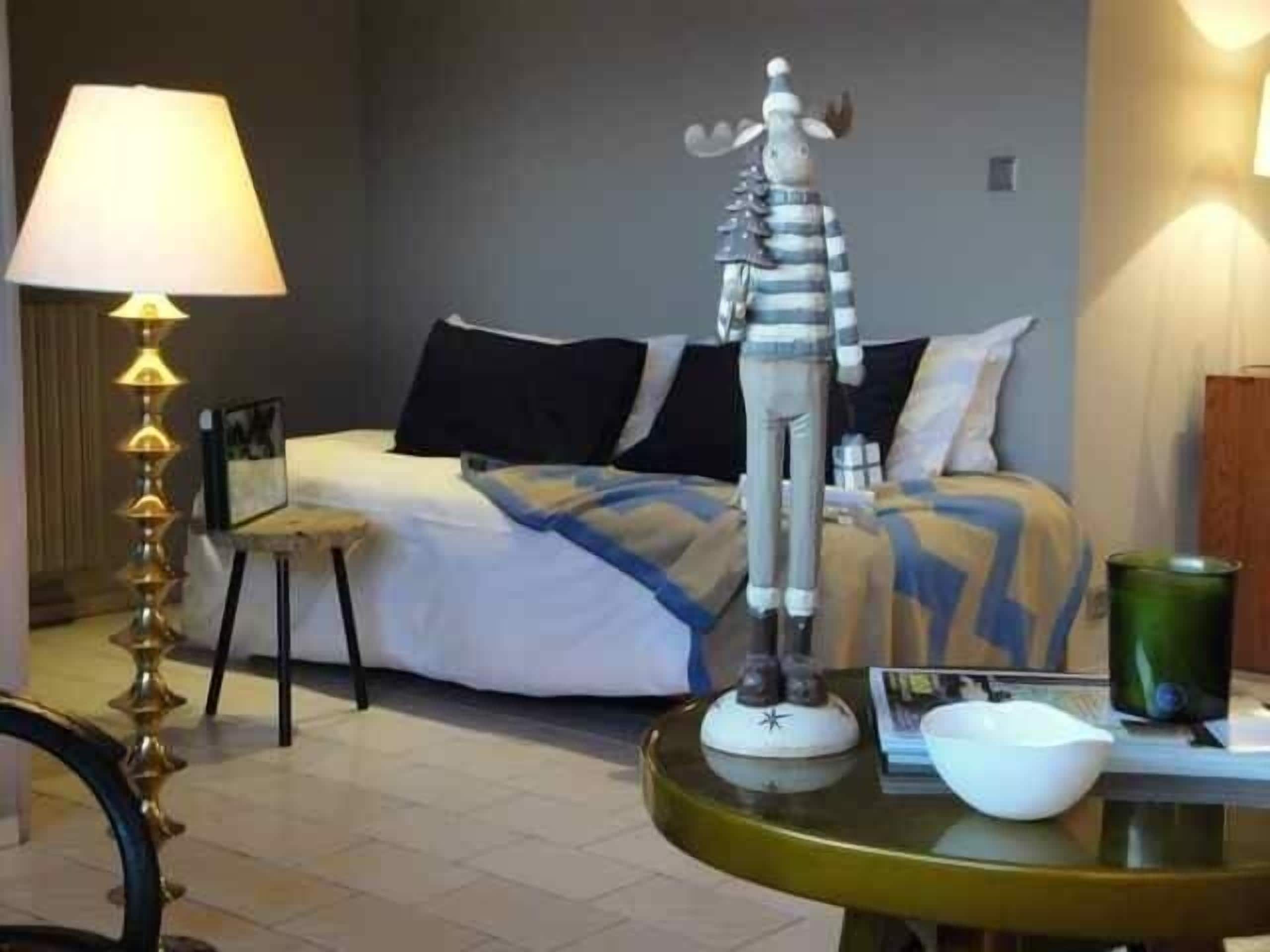 Ropa de cama de alta calidad y caja de seguridad en la habitación 