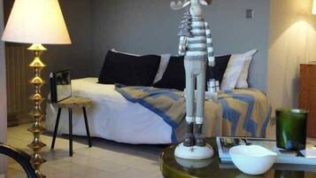 Ropa de cama de alta calidad y caja de seguridad en la habitación