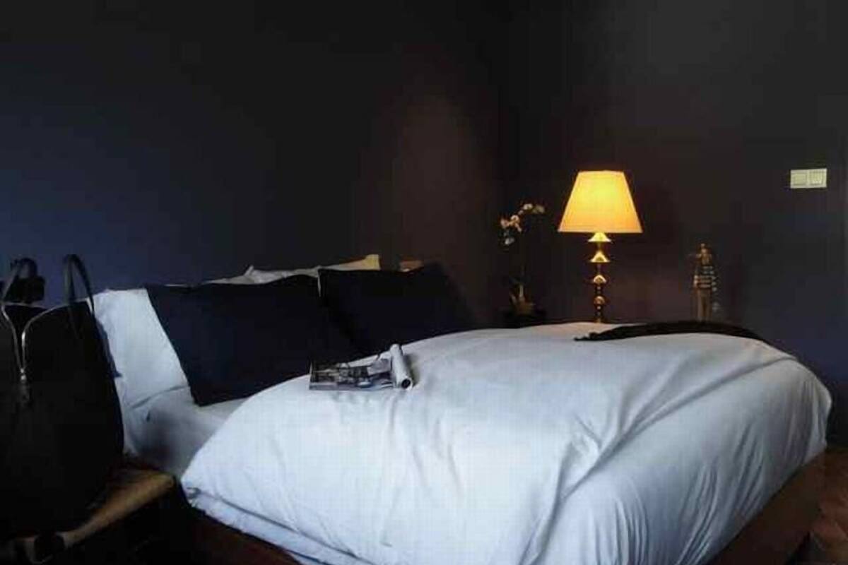 Ropa de cama de alta calidad y caja de seguridad en la habitación 