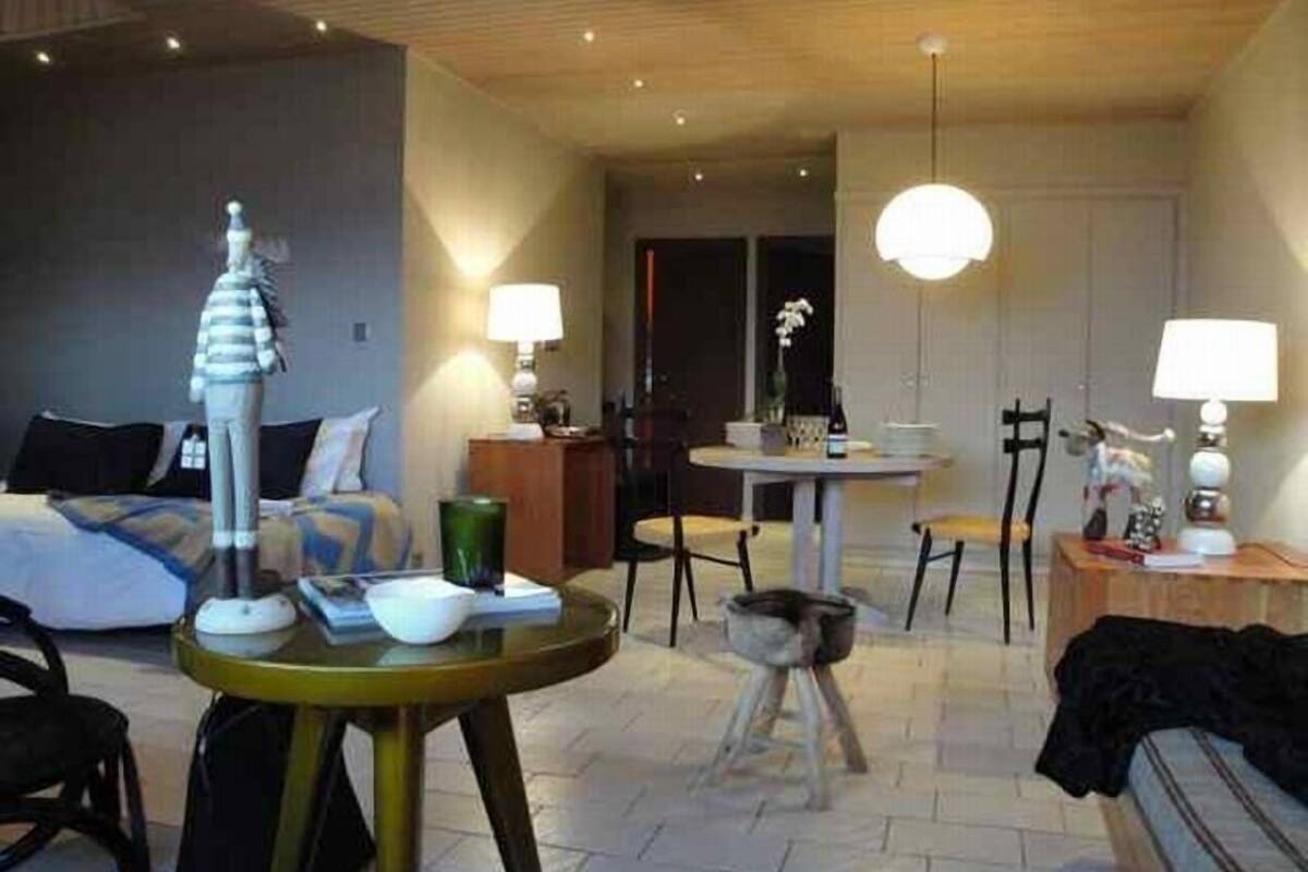 Ropa de cama de alta calidad y caja de seguridad en la habitación 