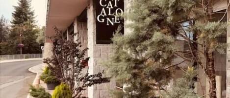 Un edificio con un letrero que dice "The Cat Lodge".