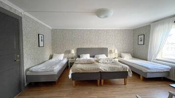 Kahden hengen perhehuone, 1 makuuhuone | TyöpöytÀ, silitysrauta/-lauta, vauvansÀngyt, lisÀvuoteet