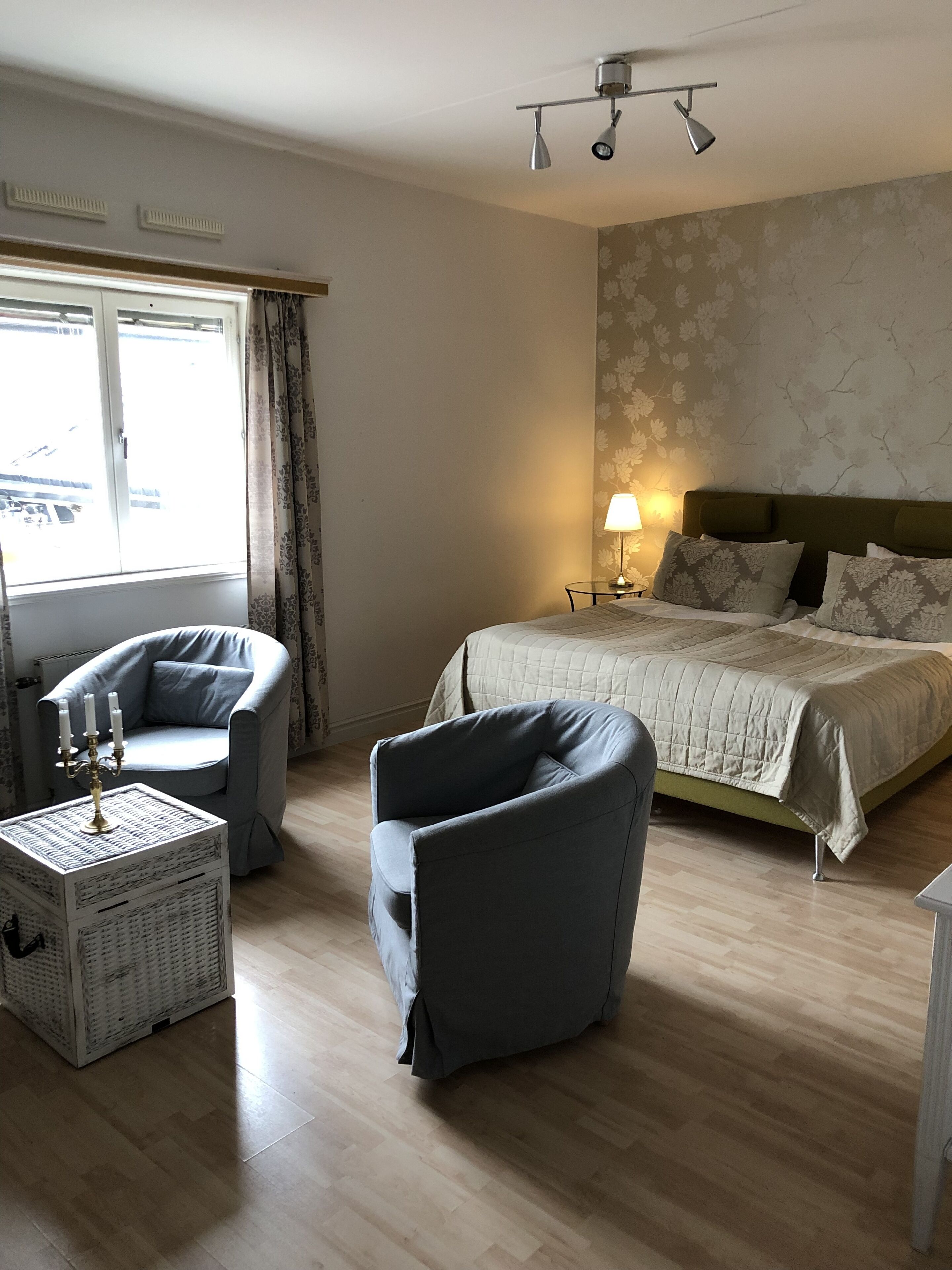 family double room, 1 bedroom | living area | tv