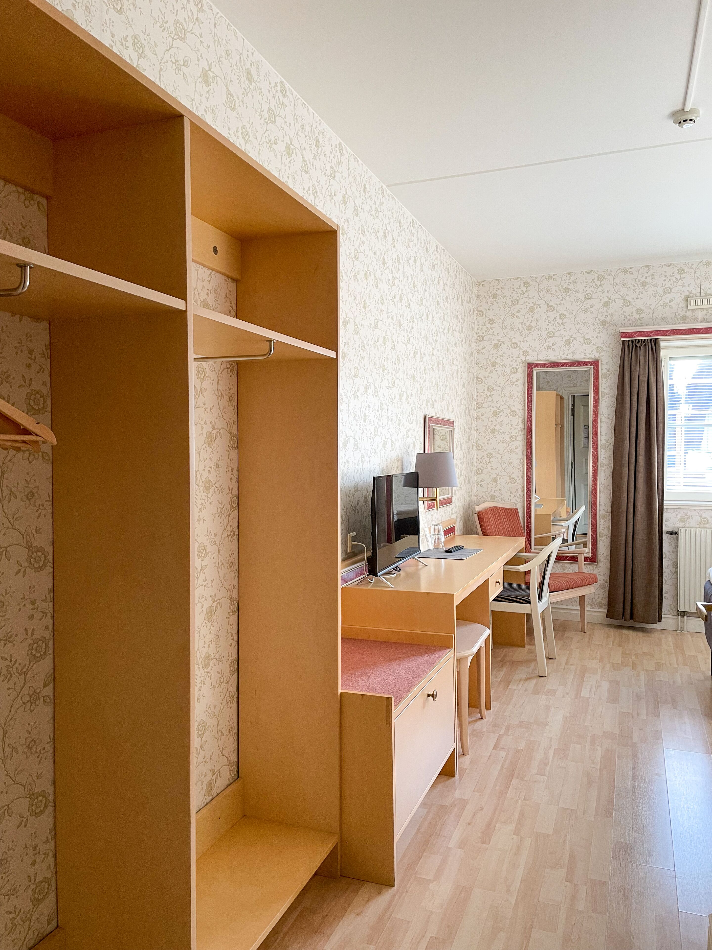 twin room | desk, iron/ironing board, cots/infant beds, rollaway beds